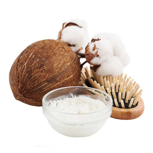 Tratamiento natural del cabello con mantequilla de coco y flor de algodón. Set spa con cepillo aislado en blanco
 - Foto, imagen