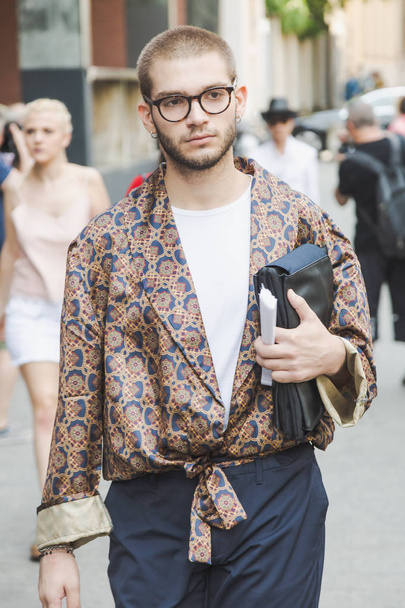 MILAN, ITALY - JUNE 17: Fashionable man poses outside Vien fashion show during Milan Men's Fashion Week on JUNE 17, 2018 in Milan. - Foto, Imagem
