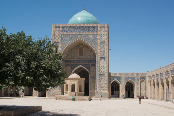 Arch ve kubbe ile eski tarihi bina. Ortaçağ Asya eski binalar. Buhara, Özbekistan - Fotoğraf, Görsel