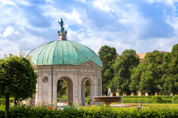 Mukava näkymä Dianan paviljonkiin Münchenin keskustassa (hofgarden), Saksa
 - Valokuva, kuva