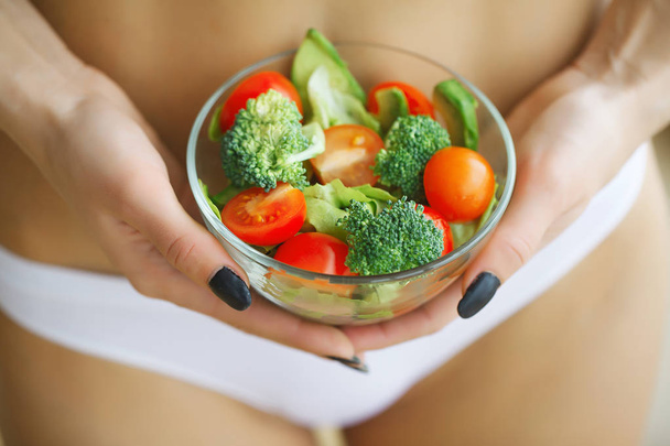 Close Up Woman Eating Healthy Salad - Фото, зображення