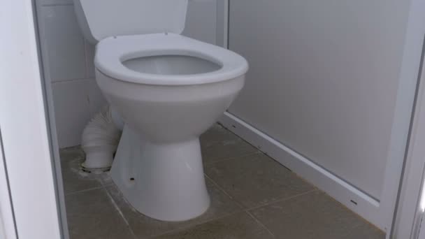 De Camera beweegt soepel van beneden naar boven binnen de witte openbare Toilet Cubicle - Video