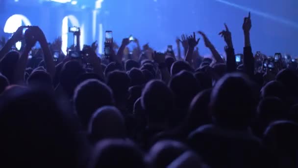 Tłum tańczących fanów muzyki na koncert - Materiał filmowy, wideo