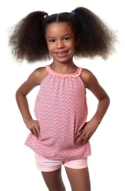 Милая маленькая африканская американская девочка улыбается - изолированы на белом
 - Фото, изображение