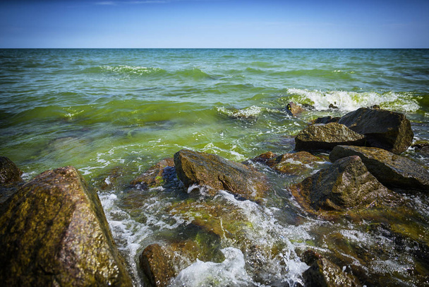 夏の晴れた日、鉄村ポート ウクライナに大きな石を黒海のビュー - 写真・画像