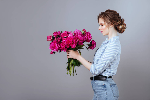Fashion beautiful model with flowers , spring look. - Foto, afbeelding