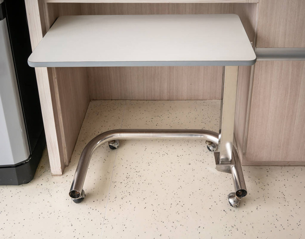 leichter tragbarer medizinischer Tisch für Werkzeuge. Übergewichtiger Tisch im Krankenhaus - Foto, Bild