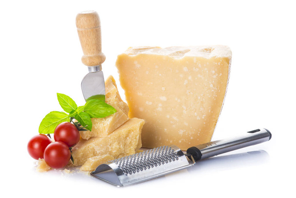 Parmazán sýr nebo sýr parmigiano reggiano s cherry rajčaty a bazalkou listy izolované na bílém pozadí - Fotografie, Obrázek