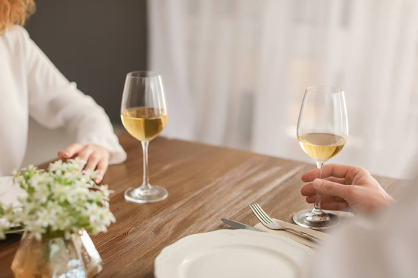 Jeune couple avec des verres de vin délicieux au restaurant
 - Photo, image