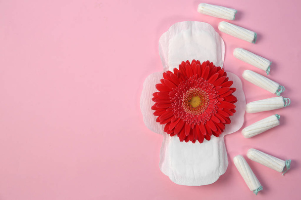Flat lay composition with period supplies and flower on color background. Gynecological checkup - Foto, Imagem