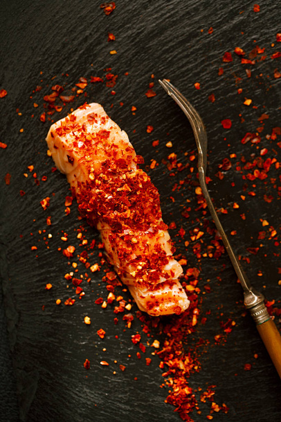 Chilles quentes vermelhos marroquinos com fatia de salmão fumado quente
 - Foto, Imagem