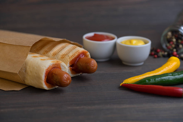 Barbecue Grilled Hot Dog with Yellow Mustard and ketchup - Foto, immagini