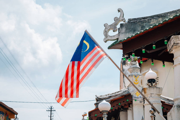 マラッカの古い通りでマレーシア国旗 - 写真・画像