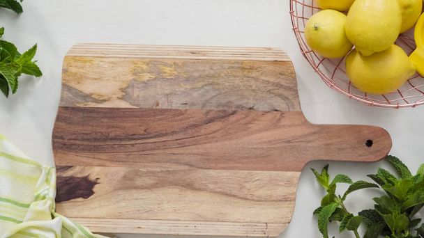 Corte de limão orgânico na placa de corte de madeira
. - Foto, Imagem