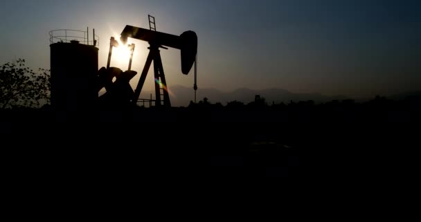 Ipari olaj szivattyú jack szivattyúzás nyersolaj, a fosszilis energiahordozók a fúrótorony, olajmező. - Felvétel, videó