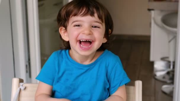 Baby lacht laut urkomisch Kind - Filmmaterial, Video