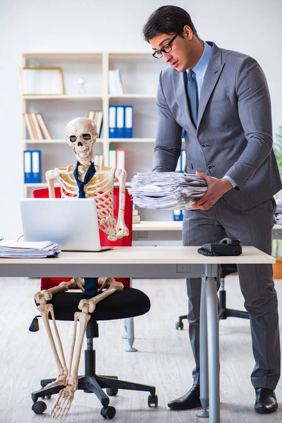 Chefe irritado gritando com seu empregado esqueleto - Foto, Imagem
