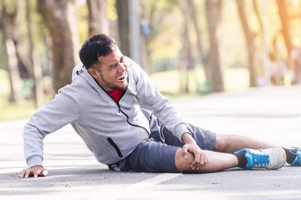 Asiático jovem esporte homem joelho lesão de jogging
 - Foto, Imagem
