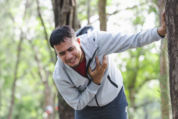 Asiatique arrêt cardiaque course jeune homme crise cardiaque dans park.Severe chagrin cardiaque
 - Photo, image
