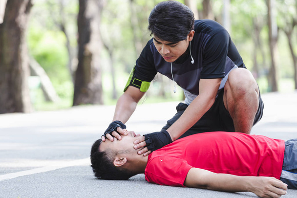 CPR with people with a heart attack in park - Foto, afbeelding