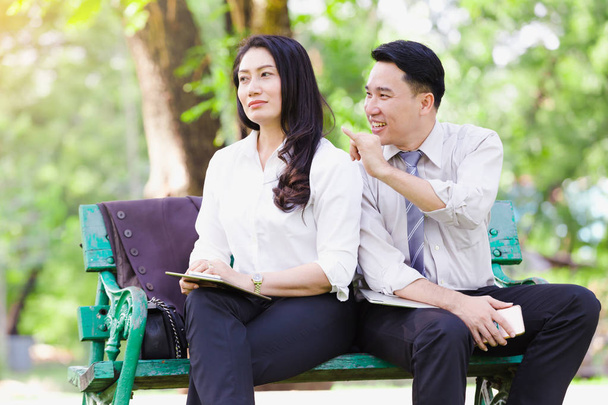 Asiática pareja de negocios reconciliarse en el parque, concepto de pareja de negocios
 - Foto, imagen