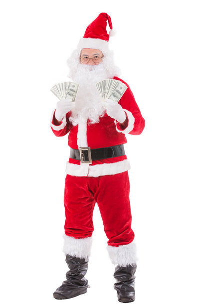 Ευτυχισμένος χαρούμενα Χριστούγεννα Santa Claus κατάδειξης εκμετάλλευση χρήματα δώρο με απομονωμένη σε άσπρο φόντο. - Φωτογραφία, εικόνα