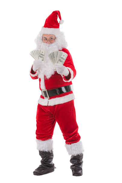 Šťastné Veselé Vánoce Santa Claus polohovací hospodářství dárek peníze s izolované na bílém pozadí. - Fotografie, Obrázek