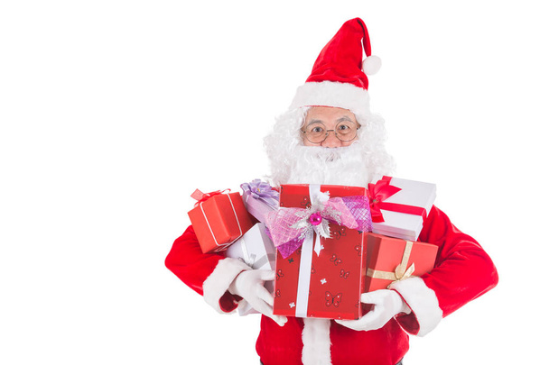Szczęśliwy wesoły Boże Narodzenie Santa Claus wskazując przytrzymanie pudełko z izolowany na białym tle. - Zdjęcie, obraz