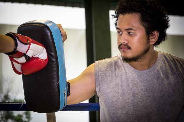 Asiatiques jeunes hommes thai train de boxe, gants de boxe
 - Photo, image