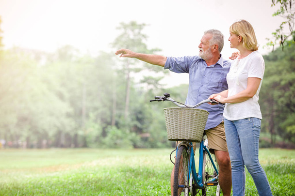 Idősebb párok a kerékpárt végig boldogan beszél boldogan. - Fotó, kép