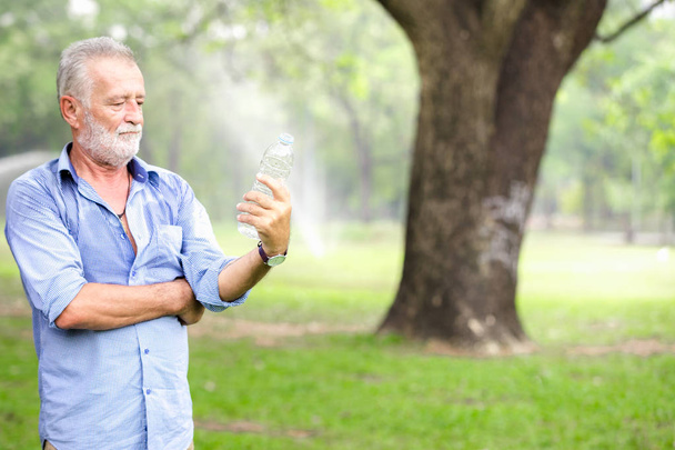 Портрет старшої пари стоїть питна вода в парку
 - Фото, зображення