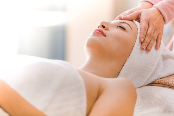 Mooie jonge vrouw spa op gezicht ontspannende ontvangende massage, Spa concept - Foto, afbeelding