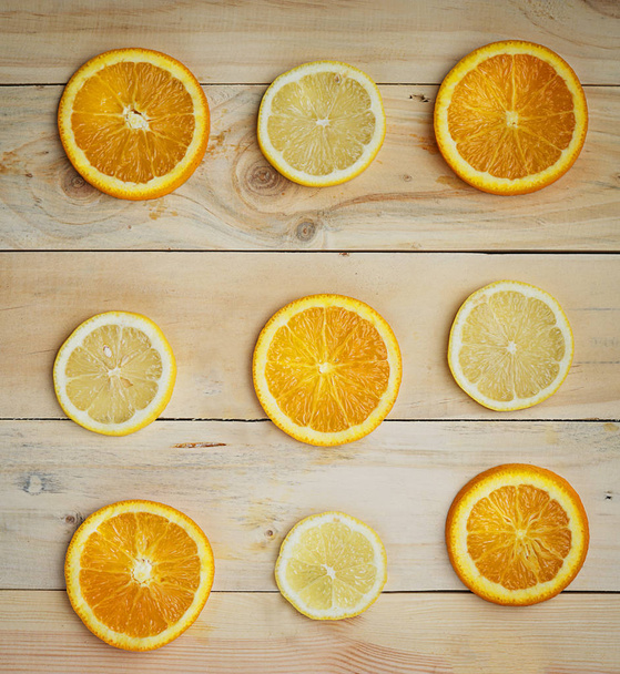Λεμόνι πορτοκάλι εσπεριδοειδών μοτίβο στην ξύλινη υφή ελάχιστη επίπεδη Lay - Φωτογραφία, εικόνα