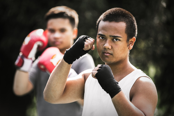 Aziatische jonge mannen met persoonlijke trainer boksen vriend, bokshandschoenen - Foto, afbeelding