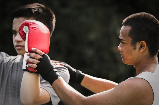 Asiatiques jeunes hommes avec entraîneur personnel ami de boxe, gants de boxe
 - Photo, image