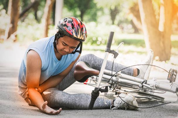 Sport mannen wielrenner mountain bike spin naar beneden rijden en val gewond. Sport concept van het leven in de zomer - Foto, afbeelding