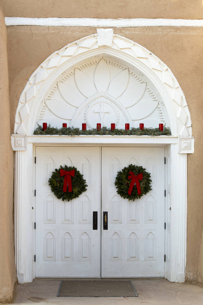 De ingang van de kerk van San Francisco de Asis Mission, Taos, New Mexico - Foto, afbeelding