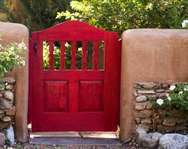 Φωτεινό κόκκινο στον κήπο πύλη τακτοποιημένη Canyon Road, Σάντα Φε, Νέο Μεξικό - Φωτογραφία, εικόνα
