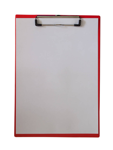 lege Klembord met een leeg vel papier, geïsoleerd op een witte achtergrond. (uitknippad - Foto, afbeelding