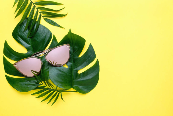 Lato-skład tropikalnych palm liści, Monstera. żółte tło z różowe okulary. Koncepcja - letnie wakacje - Zdjęcie, obraz