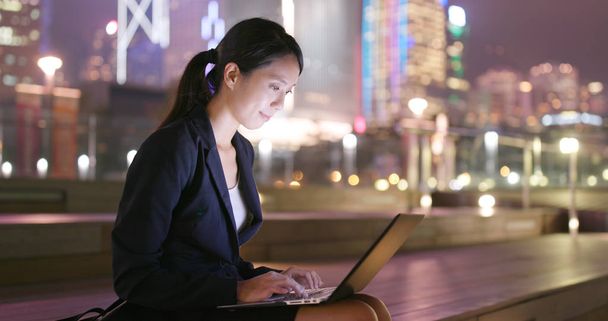 La donna d'affari lavora sul computer portatile di notte
 - Foto, immagini