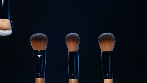 Escovas de cosméticos e pó de maquiagem colorida explosão
 - Filmagem, Vídeo