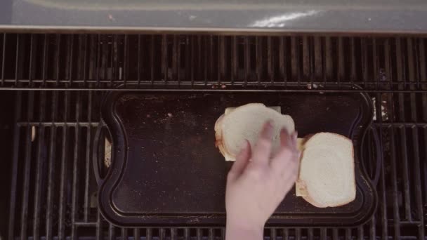Μαγείρεμα στη σχάρα τυρί σάντουιτς σε εξωτερική αέριο σχάρα. - Πλάνα, βίντεο