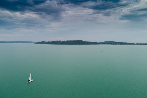 バラトン湖の空雲と白い帆船 - 写真・画像