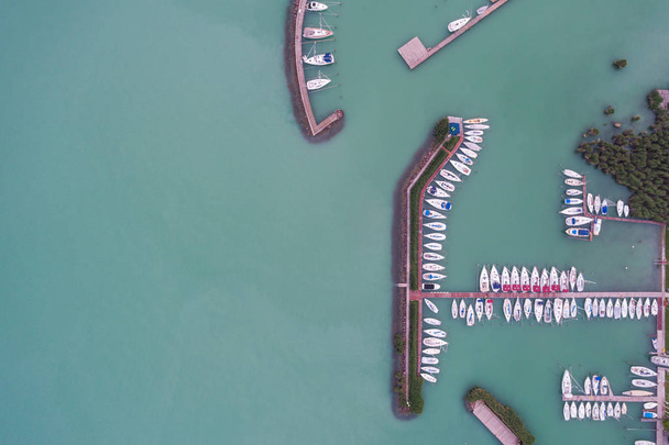 Valkoiset purjeveneet Balatonjärvellä, lennokki ylhäältä
 - Valokuva, kuva