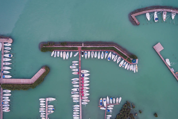 Białe łodzie żaglowe w regionie Balaton, widok z góry drone - Zdjęcie, obraz