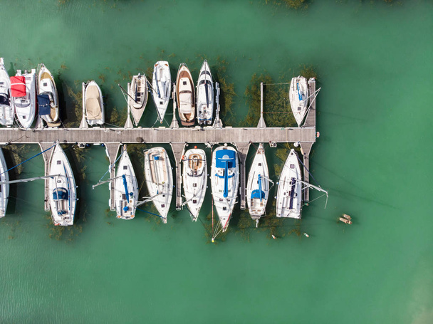 Białe łodzie żaglowe w regionie Balaton, widok z góry drone - Zdjęcie, obraz