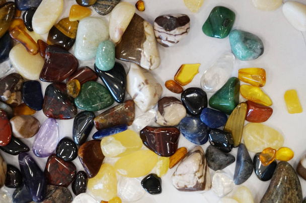 diversa colección de gemas minerales naturales como fondo agradable
 - Foto, Imagen