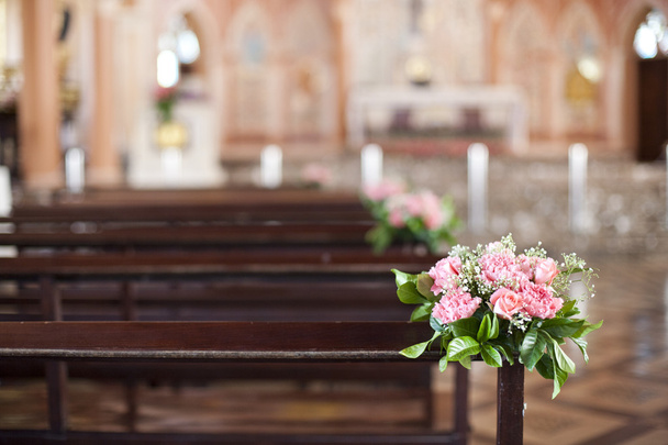 Όμορφη διακόσμηση γάμου λουλούδι σε μια εκκλησία - Φωτογραφία, εικόνα