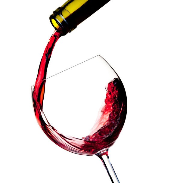 Rotwein wird in ein Glas gegossen - Foto, Bild